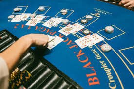 Tampilan aplikasi livebet di layar seluler Android dan iOS menampilkan meja dealer langsung